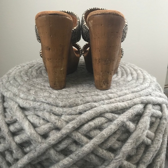 Women’s wedges. Fits like 7-7.5. - Picture 3 of 5